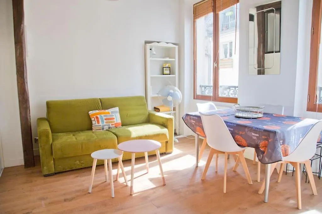 Charming Apartment Rue Des Rosiers Paris France